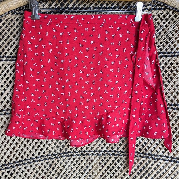E & M brand flirty Cherry Colored Ditsy Floral Mini-Skort - Picture 11 of 16